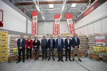 Momento de la firma del convenio por el que Spar reparte 85.000 kilos de semillas de papa entre agricultores de la Isla (Foto TA)